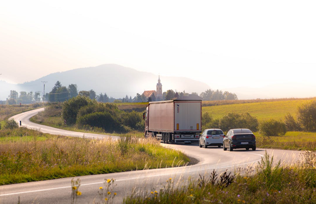 跨境電商退貨換標后的卡車派送回倉