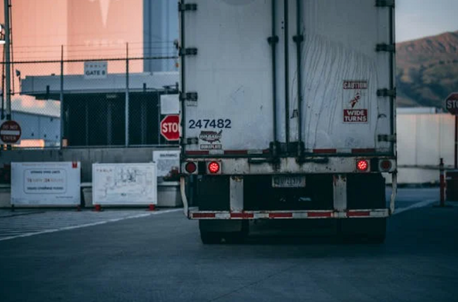 LTL卡車派送 vs. UPS/FedEx：誰才是家具類產(chǎn)品的物流王者？